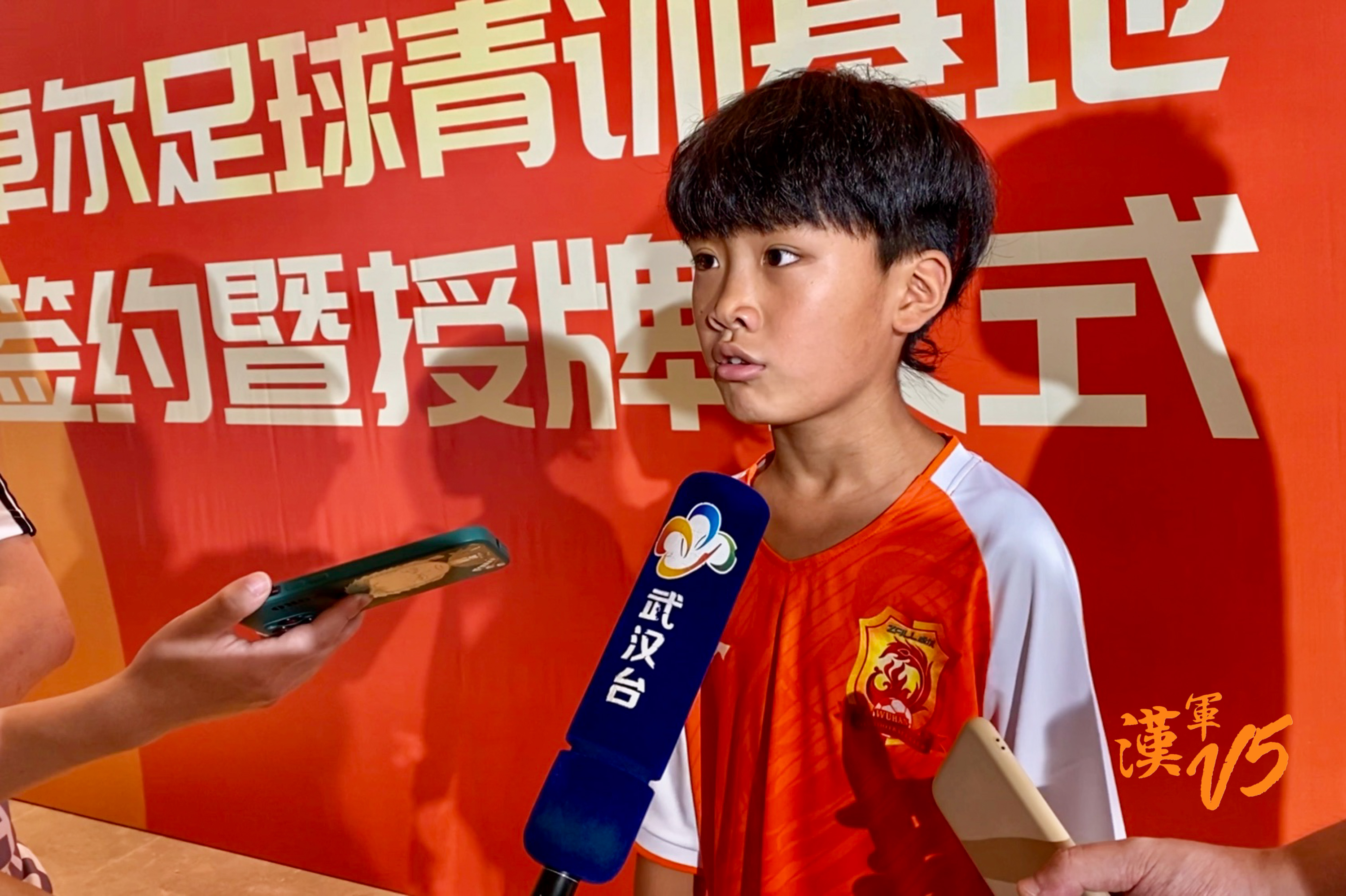 包含米兰体育:中国足球青训体系评估：球员发展路径与人才选拔机制的词条