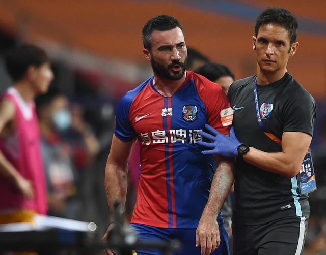 米兰体育:中超“金哨”执法引争议，球迷：这裁判是来搞笑的吗？的简单介绍