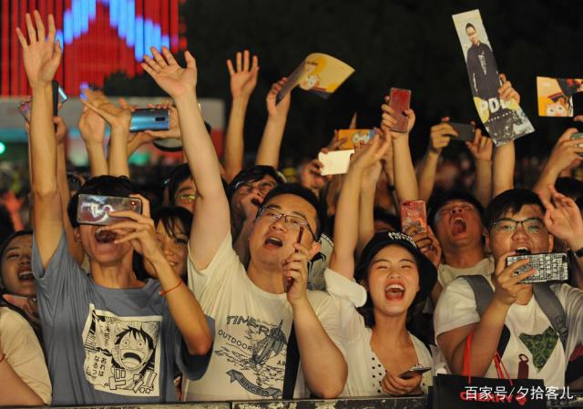 包含米兰体育:电竞直播，观众热情高涨的词条