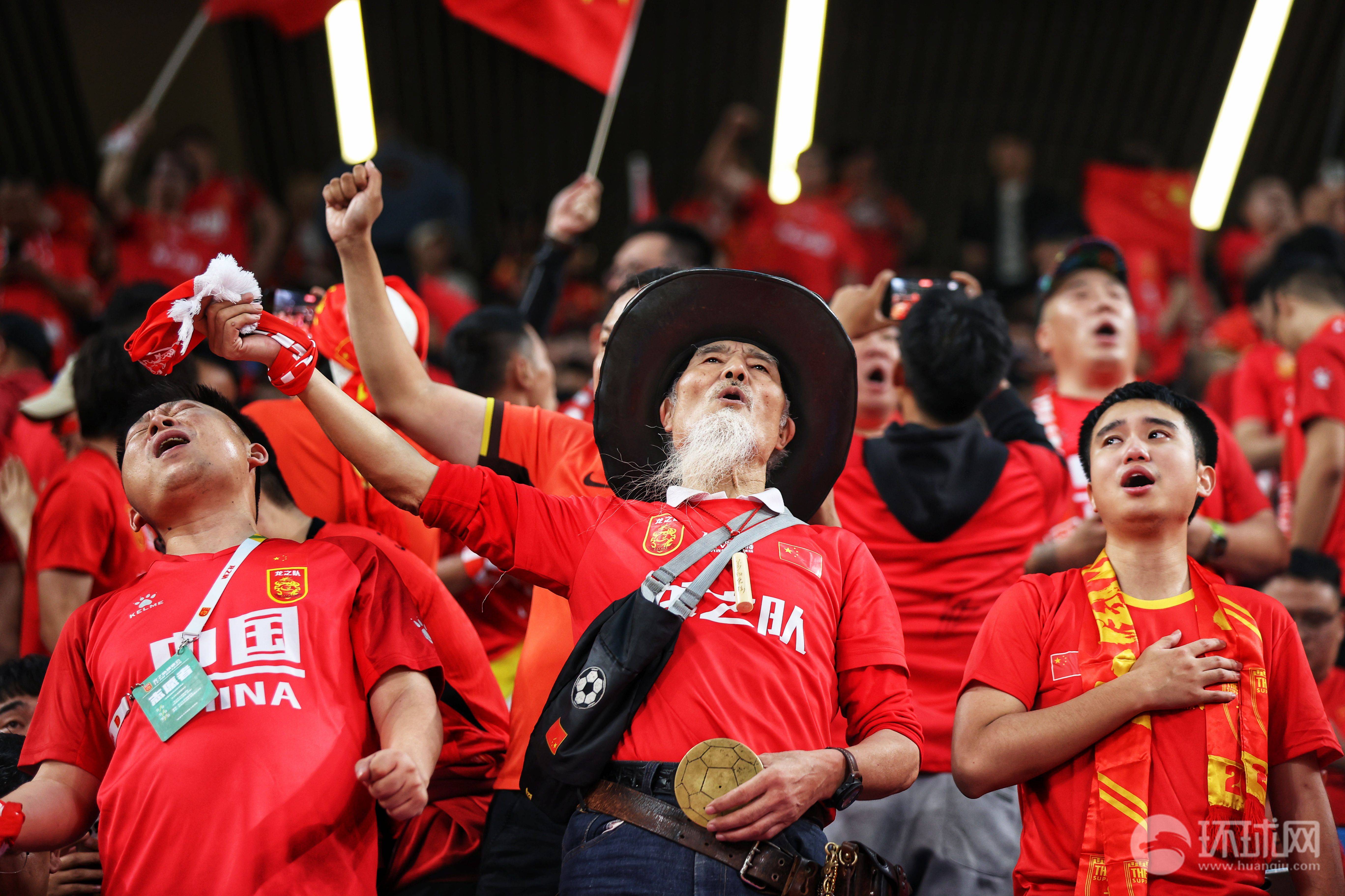 包含米兰体育:中国男足国家队最新阵容战术分析：4-4-2阵型能否奏效？的词条