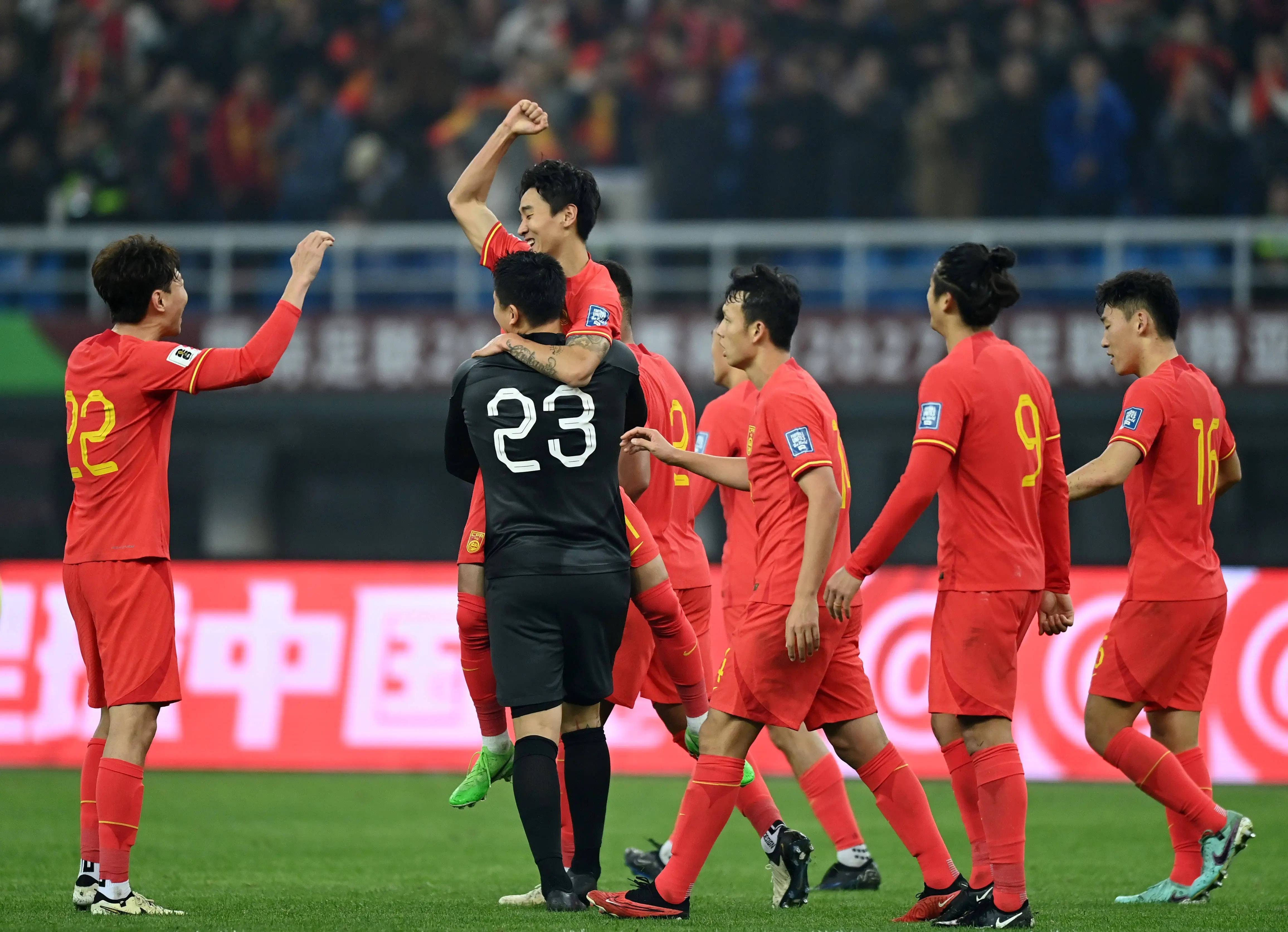 包含米兰体育:中国男足国家队最新阵容战术分析：4-4-2阵型能否奏效？的词条