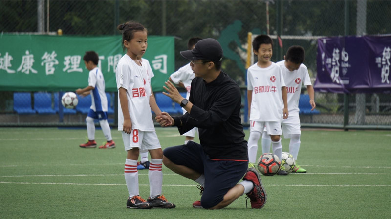 包含米兰体育:中国足球青训“急功近利”，家长：孩子踢球是为了升学！的词条