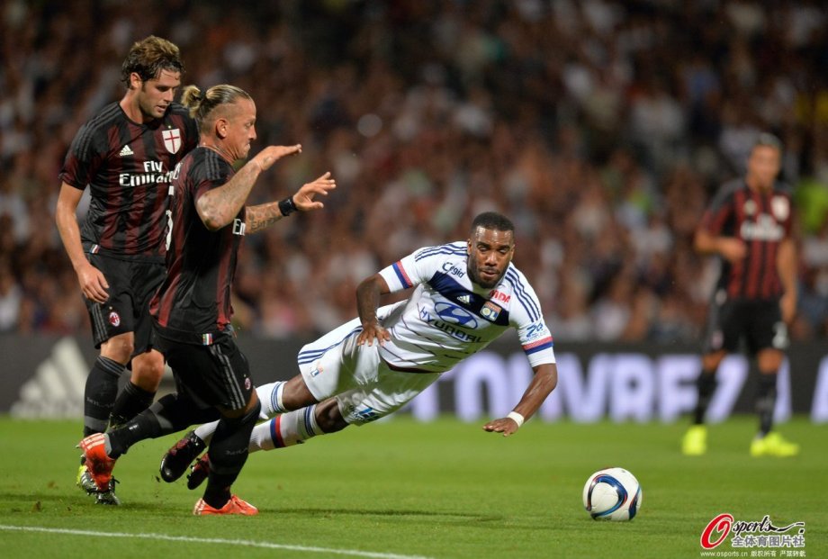 米兰体育：中国篮球运动员海外联赛表现，为国争光添彩