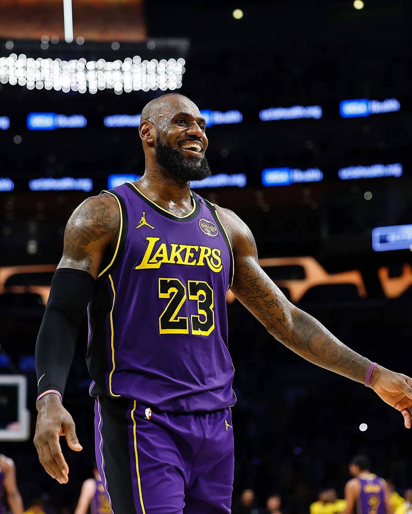 米兰体育：湖人队新赛季：詹姆斯能否再次冲击MVP？的简单介绍