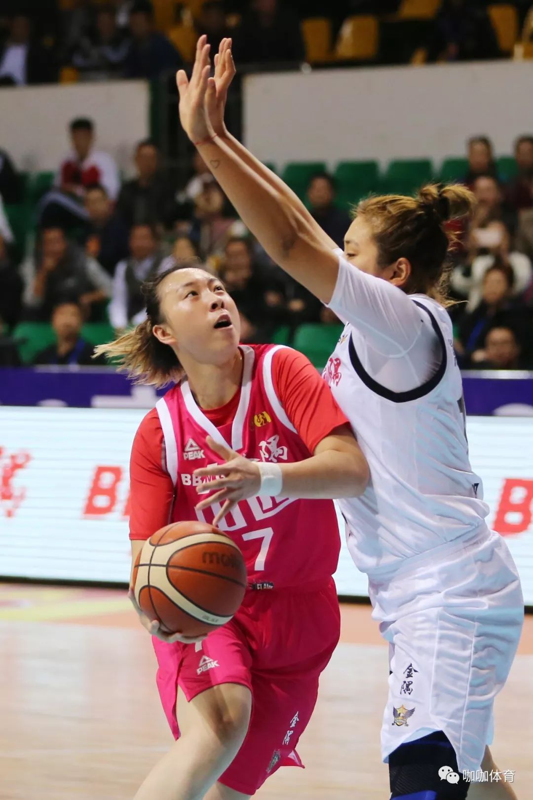 米兰体育：WCBA联赛的赛场志愿者：默默奉献，为联赛保驾护航