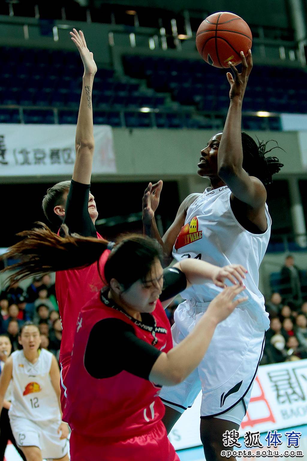 米兰体育:WCBA联赛的赛场志愿者:默默奉献,为联赛保驾护航 米兰体育:WCBA联赛的赛场志愿者:默默奉献,为联赛保驾护航