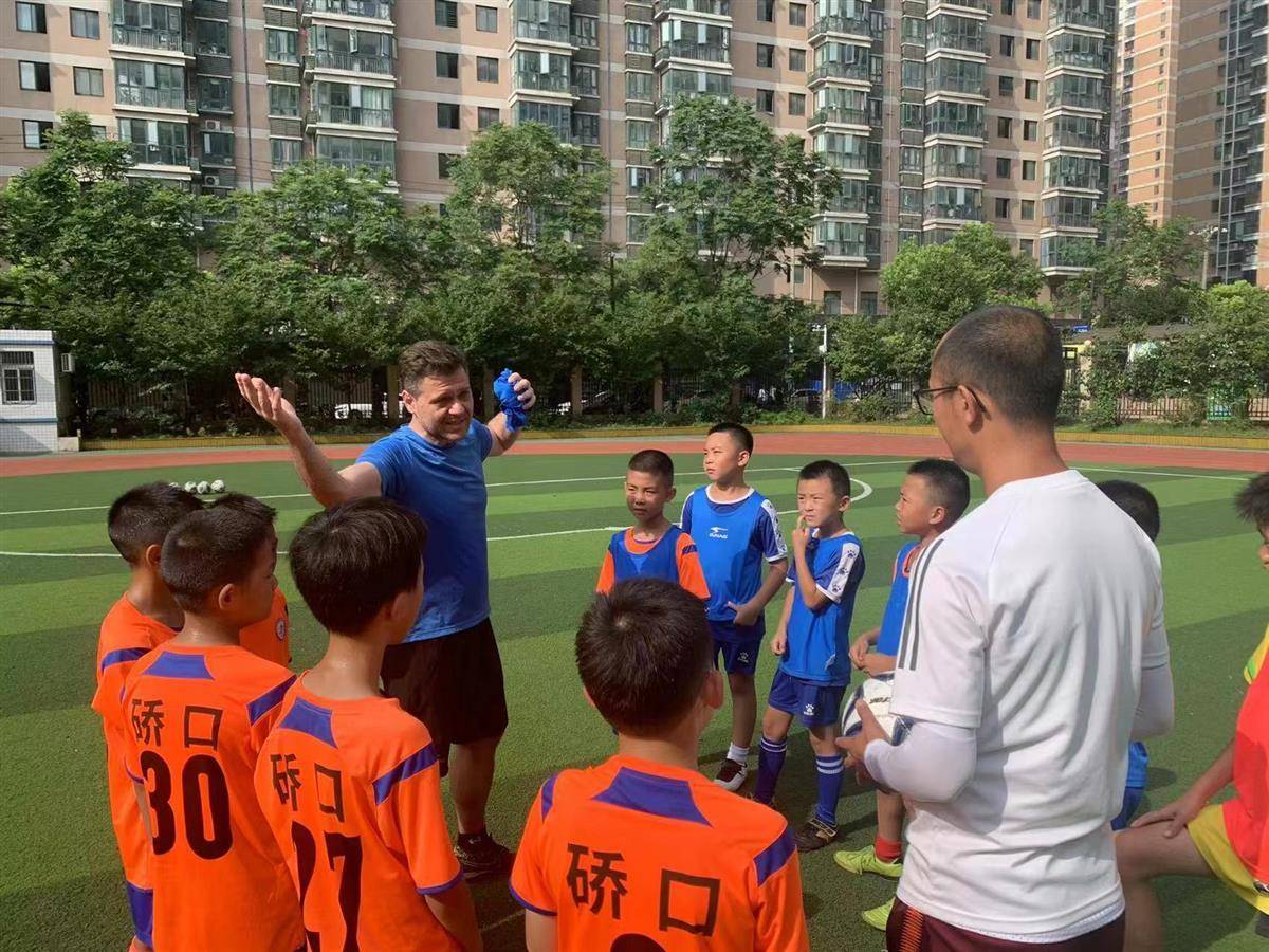 米兰体育：勇士队训练营：威瑟斯庞展现防守技巧，争夺轮换位置