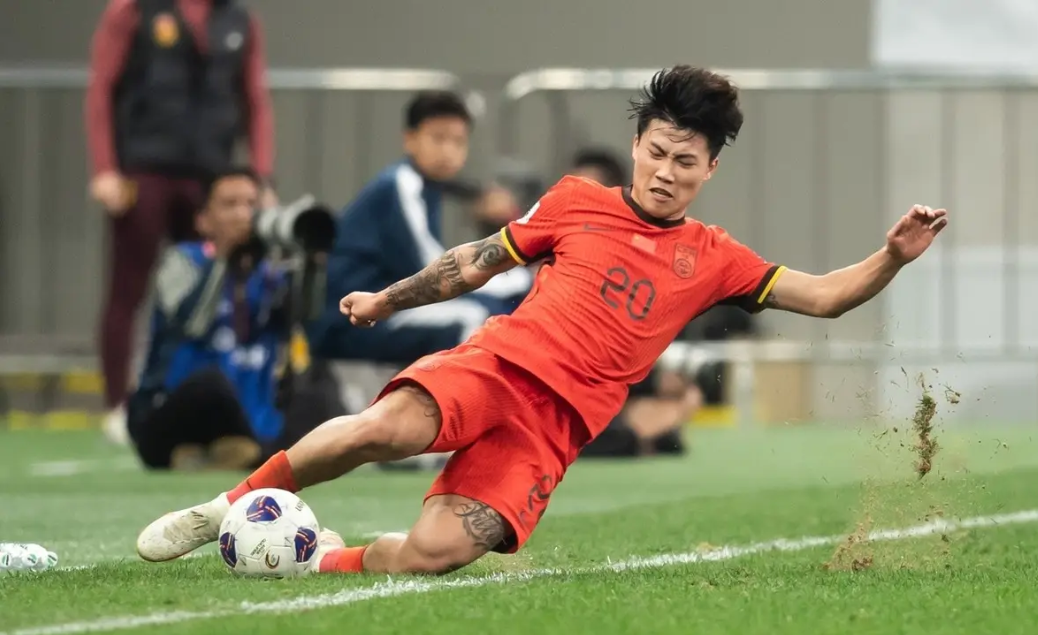 米兰体育:年轻门将韩佳奇“黄油手”，球迷：这球也能进？的简单介绍