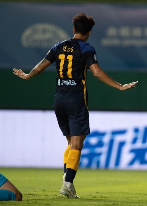 米兰体育:年轻门将韩佳奇“黄油手”，球迷：这球也能进？的简单介绍